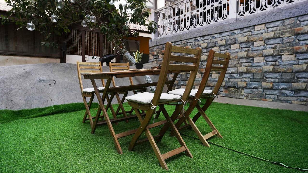 Gosolo Stays Bandra Hostel Bombay Eksteriør billede